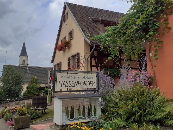 Vitrine et faade du Domaine Hassenforder