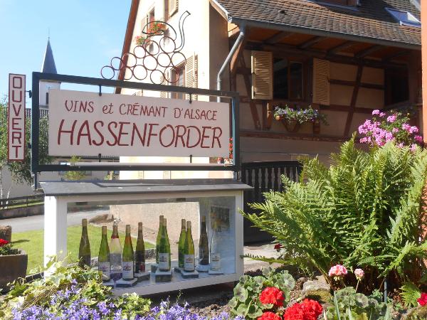 Vitrine et faade du Domaine Hassenforder